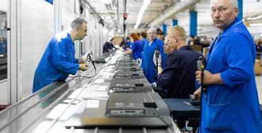 Minsk, Belarus - 08 Mayıs 2018: Toplu televizyonlar için atölye