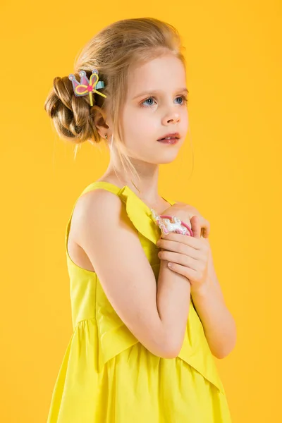 Porträt Teenager Mädchen posiert auf gelbem Hintergrund. — Stockfoto