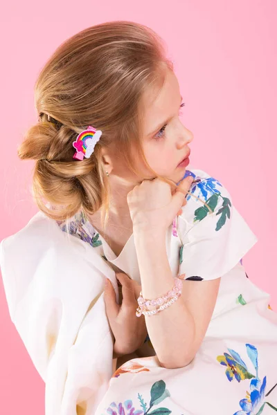 Retrato de una hermosa chica sobre un fondo rosa. — Foto de Stock