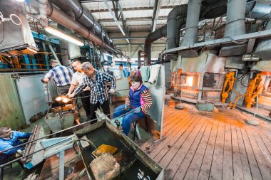 Minsk, Beyaz Rusya - 01 Şubat 2018: Sanayi cihazları üzerinde fabrika arka plan ile cam üretim işçisi