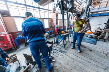 Minsk, Beyaz Rusya - 01 Şubat 2018: Sanayi cihazları üzerinde fabrika arka plan ile cam üretim işçisi