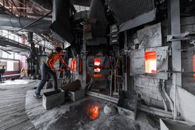 Minsk, Beyaz Rusya - 01 Şubat 2018: Sanayi cihazları üzerinde fabrika arka plan ile cam üretim işçisi