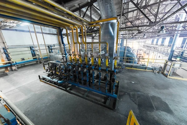 Üretim fabrikası, ağır sanayi makineleri.