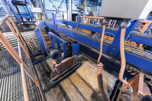 Equipo de la industria de producción de fibra de vidrio en el fondo de fabricación, lente de enfoque amplio — Foto de Stock