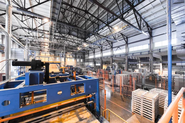 Equipo de la industria de producción de fibra de vidrio en el fondo de fabricación, lente de enfoque amplio — Foto de Stock