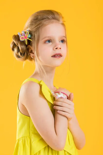 Mädchen posiert auf gelbem Hintergrund. — Stockfoto