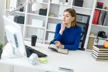 Genç bir kız bir bilgisayar masada oturur ve sarı bir işaret onun elinde tutar. Önce kız açık bir kitap yatıyor.