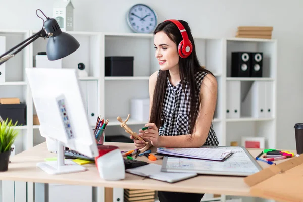 Genç bir kız bir tablo duruyor, ahşap bir insan figürü ve yeşil bir işaretleyici onun elinde tutan ve ekrana görünüyor. Önce kız masanın üzerinde bir manyetik tahta.