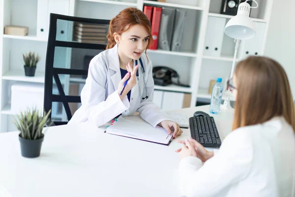 Beyaz bir elbise içinde güzel bir genç kız ofiste masada oturan ve muhatap ile iletişim. Kız notlar sayfasında yapar..