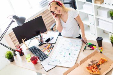 Kulaklık bir genç kız tablo anlamına gelir ve bir işaretleyici elinde tutar. Bir manyetik tahta tablodur.