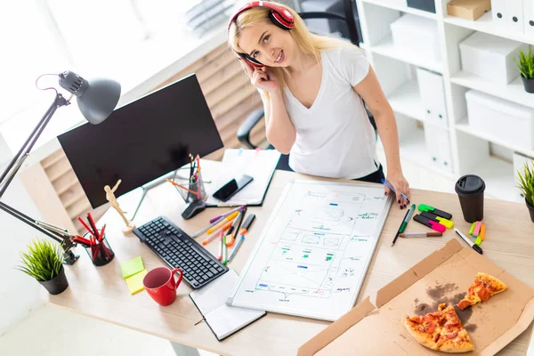 Kulaklık bir genç kız tablo anlamına gelir ve bir işaretleyici elinde tutar. Bir manyetik tahta tablodur.