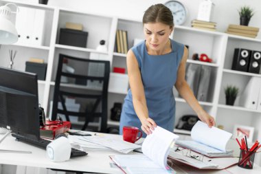 Genç bir kız ofis ve verilirse belgesiyle tablosunda yakın duruyor.