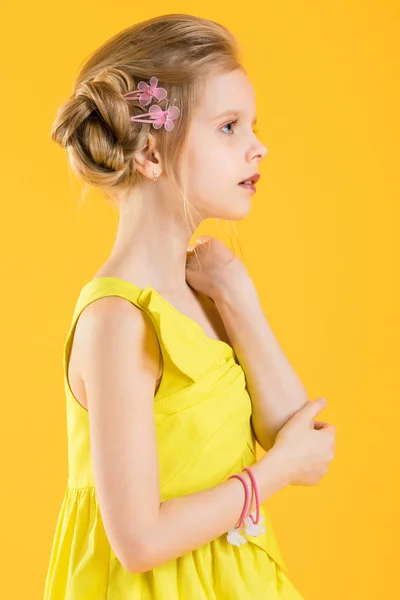 Chica posando sobre fondo amarillo . — Foto de Stock