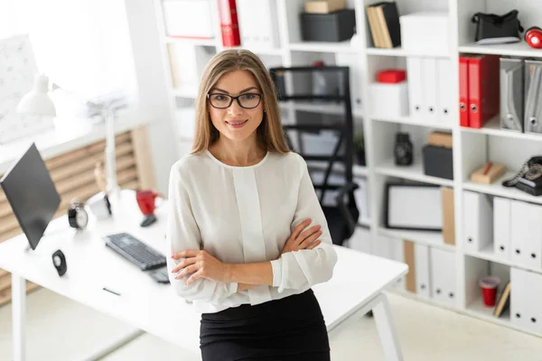 Een jong meisje leunt op een tafel in het kantoor.. — Stockfoto