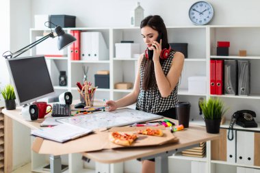Genç bir kız bir masanın ayakta, yeşil bir işareti onun elinde tutan ve Evet. Kızlar kulaklık boynuna asmak.