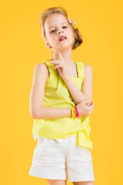 Sarı arka plan üzerinde poz kız.