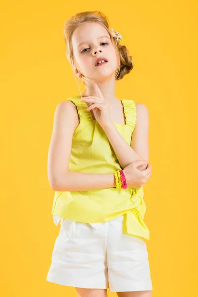 Chica posando sobre fondo amarillo . —  Fotos de Stock