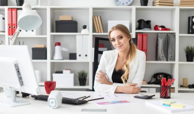 Ofisteki bilgisayar masasında genç bir kız oturuyor..