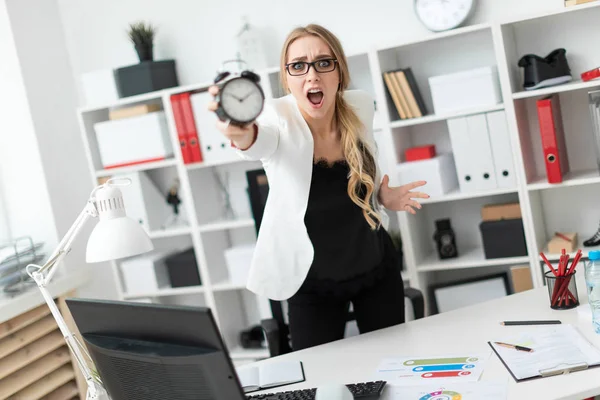 Ein Schönes Junges Blondes Mädchen Weißer Jacke Und Schwarzer Bluse — Stockfoto