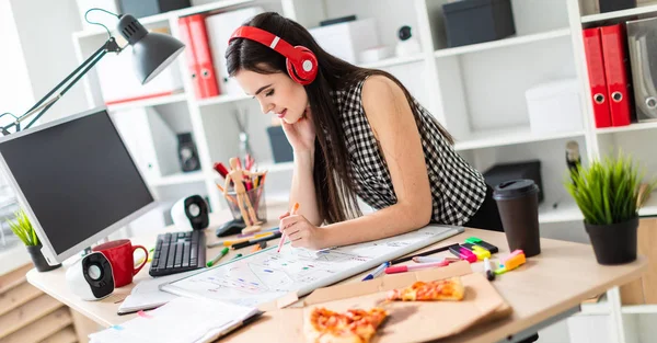 Genç bir kız bir tablo duruyor, turuncu bir işaret onun elinde tutan ve manyetik tahtaya benziyor. Kulaklıklar giyen kız kafasına.