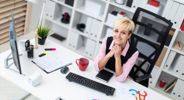 iş kadını ofiste bilgisayar tablet pc ile çalışır