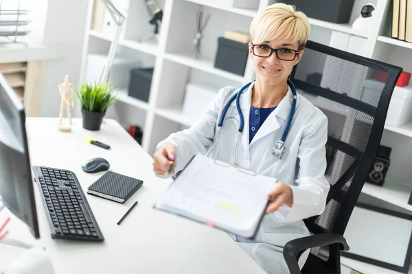 Joven Doctora Vestida Con Una Bata Blanca Sentada Mesa Llena — Foto de Stock