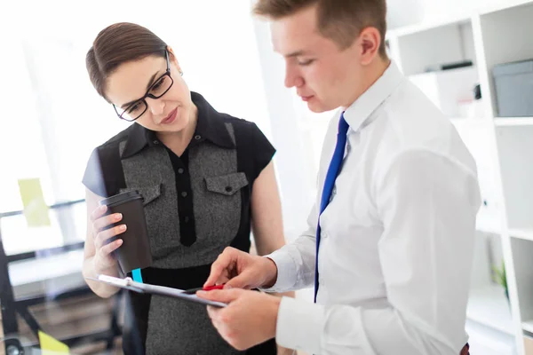 Finansiär Med Advokat Diskuterar Business Kontrakt Ljusa Kontor — Stockfoto