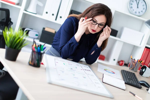 Junge Geschäftsfrau Computertisch Und Bei Der Arbeit — Stockfoto