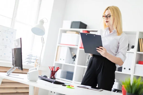 Joven Mujer Negocios Pie Oficina Escritorio Computadora Con Documento — Foto de Stock