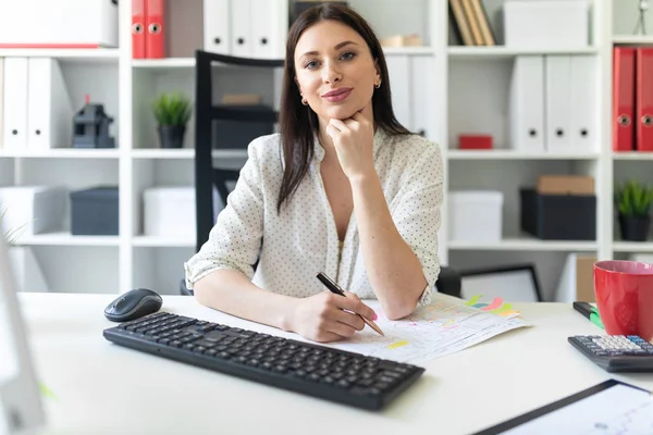 Jonge Zakenvrouw Werken Aan Een Tafel Het Kantoor — Stockfoto