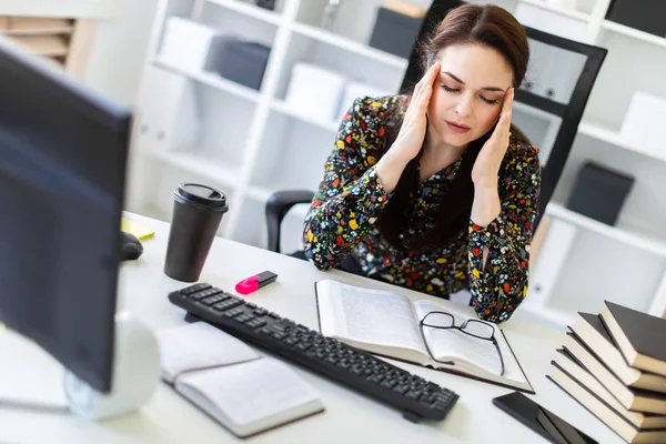 Hermosa Mujer Negocios Cansada Sentada Mesa Oficina Brillante — Foto de Stock