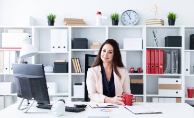 Kahve ile parlak bir ofiste genç işkadını portresi