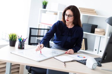 bilgisayar masasında genç iş kadını ve çalışma