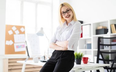 genç iş kadını ofiste masanın üstüne eğildi