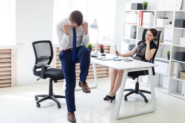 kadın şef oturma masada ve mutlu ekonomist, ofis, promosyon ve Ödülleri kavramı bakarak 