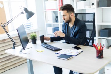 işadamı office masada oturan ve kahve içme 