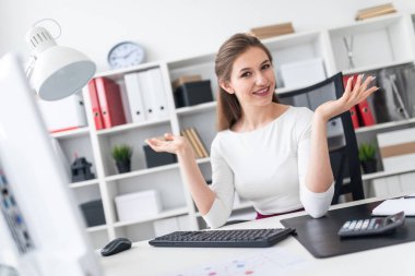 Parlak bir ofiste çalışan güzel genç işkadını. 