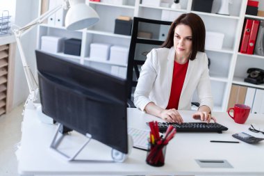 Bilgisayarda parlak ofiste çalışan Office genç kadın 