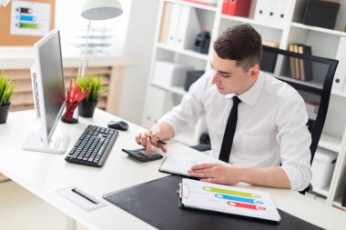 genç işadamı office belgeleri ve bir bilgisayar ile bir masada çalışma