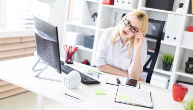 bir ofiste çalışan genç iş kadını.