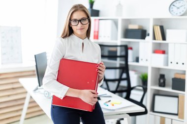 genç kız bir bilgisayar Danışma standları ve belgeleri klasörlerle tutar