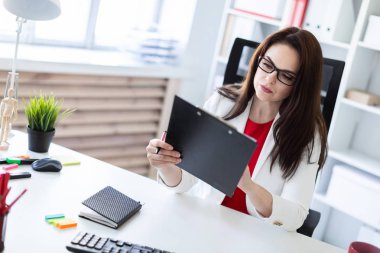  Office belge ile genç kadın.