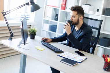 işadamı office masada oturan ve kahve içme 
