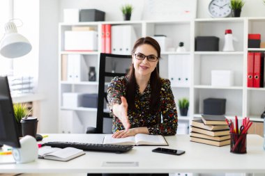 gülümseyen ve karşılıklı jest ofiste otururken gösterilen mutlu işkadını 