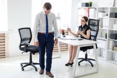 Tablo ve azarı çalışan, para cezası iş kavramı oturan kadın şef 