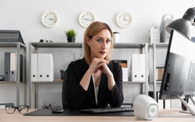 bir ofiste çalışan genç iş kadını