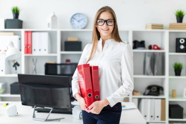 genç kız bir bilgisayar Danışma standları ve belgeleri klasörlerle tutar