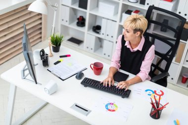 iş kadını ofiste bilgisayar tablet pc ile çalışır