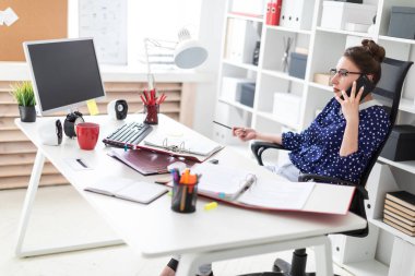 Ofiste çalışan başarılı bir iş kadını.