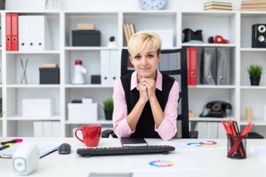 iş kadını ofiste bilgisayar tablet pc ile çalışır